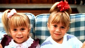 Ashley is bundled up in a pilled marc jacobs oatmeal sweater pulled over an old black moschino. Olsen Zwillinge Was Wurde Nach Full House Aus Mary Kate Und Ashley Stern De