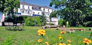 The sinuous curves of haus am weinberg are governed by the idea of creating a twist which organizes the programmatic flow of the residence. Https Www Bag Familienerholung De Wp Content Uploads 2020 11 Broschuere Umdf Handicap Pflege Barrierefrei 2020 Pdf