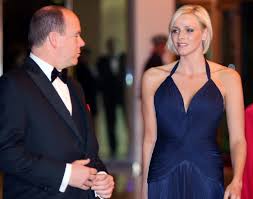 Le 23 de juin 2010, et après plusieurs années de relation, le prince albert de monaco (1958) et sa fiancée, la jeune charlène lynette wittstock (1978), annoncent leur mariage. Albert Et Charlene De Monaco Nous Fetons Nos 100 Ans Madame Figaro