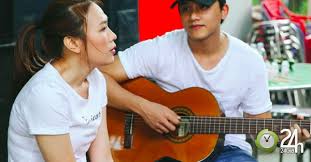 Giọng ca xinh đẹp dành những lời có cánh cho bạn trai kém tuổi. Mai Tai Phen Looks Passionately At My Tam As She Accompanies Her Guitar