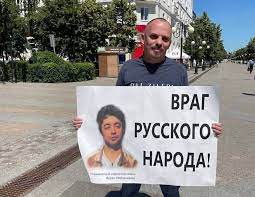 Он сказал, что обнаружил матрас, испачканный калом, когда в конечном итоге нашел себе жилье. Tj On Twitter Stendap Komik Idrak Mirzalizade Rasskazal O Travle V Socsetyah I Napadenii Vsyo Iz Za Shutki O Ksenofobii I Yakoby Oskorblenii Russkih Za Ego Poimku Obyavili Denezhnoe Voznagrazhdenie I Prizvali Proverit Vyskazyvaniya