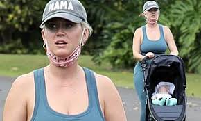 Katy perry's baby photo has confused all of her fans. Katy Perry Is Bra Free As She Wears A Tank Top And Mama Cap Daily Mail Online