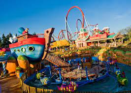 Dans le parc, qui s'étend sur près de 80 000 m², vous trouverez 26 attractions passionnantes et variées, réparties sur sept zones thématiques différentes. Portaventura Accueille Le Plus Haut Toboggan Aquatique D Europe Catalunya Experience