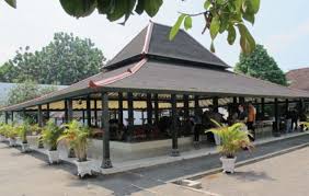 Tarian ini biasanya akan ditampilkan oleh 16 orang penari yang semuanya pria terdiri dari 4 orang jajar, 2 orang botoh, 4 orang pengampil, 4 orang lurah dan juga 2 orang salaotho. 35 Gambar Rumah Adat Indonesia Beserta Penjelasannya Broonet