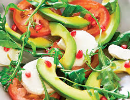 Avocado se taie in cubulete mici si se paseaza cu o furculita, (de preferat sa lasati si bucati intregi). Salata Cu Avocado Rosii Si Mozzarella Jurnal De ReÅ£ete