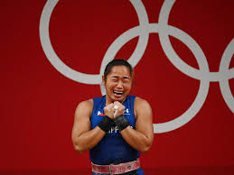 Gold medallist philippines' hidilyn diaz stands on the podium for the victory ceremony of the women's 55kg weightlifting competition during the tokyo 2020 olympic games at the tokyo. Mo4mcmb82w Klm