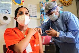 Satse reitera que las enfermeras y enfermeros son el pilar sobre el que se sustenta la campaña de vacunación, y… Mas De 11 000 Medicos Enfermeras Y Tecnicos Ya Fueron Vacunados Contra El Covid 19 Noticias Agencia Peruana De Noticias Andina