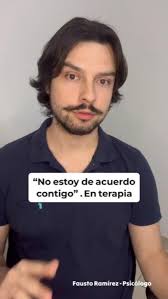El tema de cómo debería relacionarse el psicólogo con sus consultantes es  complicado. Hablando con personas que han ido a terapia me doy cuenta que  no todos sienten que pueden expresar desacuerdos con ...
