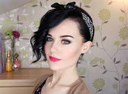 Bandana Frisur Anleitung Gewellter Pony Schwarzes Tuch Long Hair Updo Long Hair Styles Womens Hairstyles