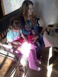 Pippi långstrump (pipi dlouhá punčocha), autorčino nejslavnější dílo vypravující na hranici reality a dobrodružné pohádky příběh devítileté osiřelé dcerušky námořního kapitána, která po otci zdědila nebojácnost a umí si ve všech životních situacích poradit. Sara Cerven Pipi Lenik Album Na Rajceti