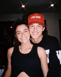 Dixie D Amelio Biography Age Net Worth Height Single Nationality In 2020 Childhood Photos Perfect Sisters Dixie