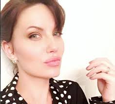 Parece-lhe Angelina Jolie? Veja de novo…