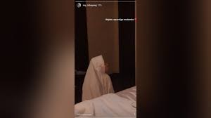 Foto Dinda Hauw Lagi Salat Jadi Kontroversi