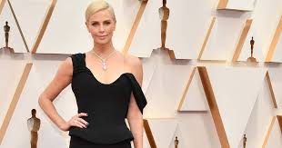 تكشف تشارليز ثيرون أنها تربي ابنها بالتبني جاكسون كفتاة: من يريدون أن  يكونوا ليس لي أن أقرر - أخبار