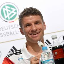 Das ist mein neuer kanal! Wm 2014 Thomas Muller Spottet Bei Pressekonferenz Des Dfb Uber Rtl Reporter Fc Bayern