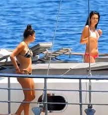 Demet Ozdemir Sunucu Saadet Ozsirkinti Ile Bozburun Da Tatilde
