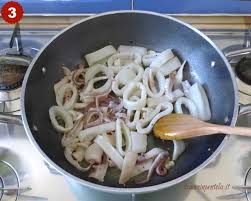 600g quadrotti di magro leonessa, 8 gamberi, 1 calamaro medio, 16 belle cozze, 20 vongole veraci, 6 cucchiai di olio extra vergine di oliva, 4 pomodorini del piennolo. Calamarata Ricetta Originale Napoletana Con Foto Passo Passo