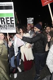 Supermodel bella hadid joined a crowd of protesters saturday who took to the streets of bay ridge for a demonstration in support of palestine. Bella Hadid Joins Anti Trump Jerusalem Demonstration In London For Three Minutes Before Being Whisked Away Irish Mirror Online