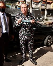 O apresentador foi ser vacinado usando um pijama. Silvio Santos Toma Segunda Dose De Vacina Contra Covid 19 Quem Quem News