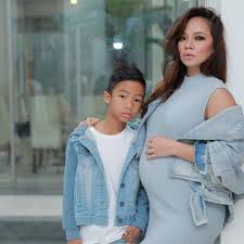 Seriously,i see no difference.they both have a beautiful face and amazing acting skill. Doa Nora Danish Buat Fasha Sandha Yang Sarat Mengandung