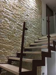 Rivestimento In Pietra Ricostruita Roccia Antica Primiceri Per Dare Calore Colore Ad Un Vano Scala Upstai Muri In Pietra Interni Idee Camino Pareti Rivestite