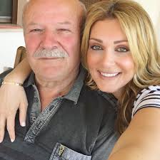 Οι δυο τους, με διαφορετική παρέα ο καθένας, πήγαν να πιουν ένα ποτό στο μαγαζί που τραγουδά ο γιώργος τσαλίκης και βρέθηκαν σε διπλανά τραπέζια. Natasa 8eodwridoy Mas Systhnei Gia Prwth Fora Ton Patera Ths Fwto