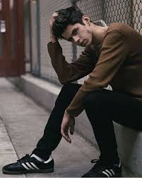 24 Outdoor Fashion Photography Male Model Poses For Photography Outdoor Pics Fashion photography ideas during session.