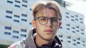 Un Rubio Con Gafas Y Barba Muestra a Su Pequeño Hijo Albino Con Gafas  Azules Como Escribir Cartas En Inglés Almacen De Video