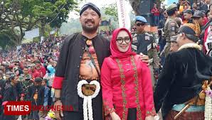 Rela buka handuk cuma demi gift. Larungan Telaga Ngebel Tradisi Syukuran Masyarakat Ponorogo Times Indonesia