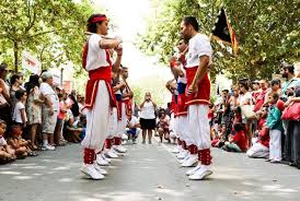 El llibre que repassa 250 anys del ball de bastons a Vilafranca del Penedès  | Ens de l'Associacionisme Cultural Català