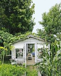 Die She Shed Erfreut Sich Als Gegenstuck Zur Man Cave Wachsender Beliebtheit Wir Verraten Was Hinter Der Vertikaler Garten Diy Vertikaler Garten Gartenhaus