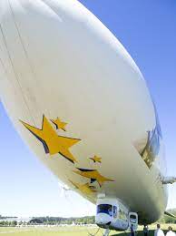 Zeppelinflug Uber Den Bodensee Friedrichshafen Ist Der Heimathafen Fur Dieses Prachtige Luftschiff Mit Dem Aufdruck Europap Bodensee Zeppelin Bodensee Urlaub
