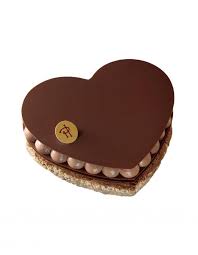Le Dessert Qu On Adore Un Delicieux Gateau En Forme De Coeur Au Chocolat Au Lait Et A La Noisette De Che Gateaux En Forme De Cœur Desserts De Fete Chocolat