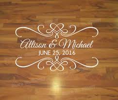 Tous les modèles, fournisseurs et revendeurs. Autocollants Decoratifs Personnalises Pour Mariage Decalcomanies Amovibles Sur Sol De Danse Etiquette D Art Avec Nom Et Date Papier Peint En Vinyle Aliexpress