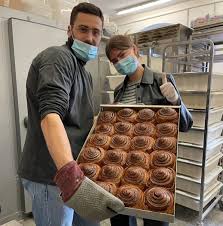 In un set onirico fatto di cancellate dorate, rose di granville e cactus dei deserti texani, kim jones fa sfilate una collezione che unisce il tailoring della maison e le esplorazioni del rapper. La Maison Berlin Home Facebook