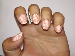 90 diseños de uñas blancas decoradas en tonos, mate, nacar y combinaciones como el dorado, plata, negro y rosa ideas 2020. Diseno De Unas En Naranja Con Flores Blancas Unas A Mil