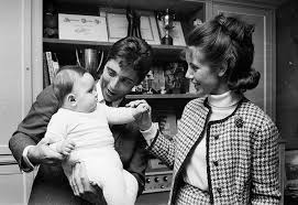 Rencontrez Julien Et Laurent Distel Les Enfants De Sacha Distel Dont On Parle Peu Sacha distel en vacances au cap d'agde dans le complexe sportif de pierre barthes : rencontrez julien et laurent distel