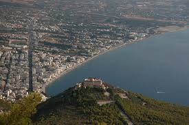 Σπηλαιο αλαδινου το σπήλαιο στο χωριό «αλαδινό» αποτελεί ένα από τα κορυφαία αξιοθέατα της άνδρου. Diakopes Sto Loytraki An8emio Enoikiazomena Dwmatia Diamerismata Diamonh Sto Loytraki Korin8ias