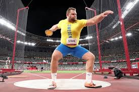 Ståhl huomasi tämän ja meni paikalle auttamaan. Stahl Leads Swedish 1 2 In Discus Reports World Athletics