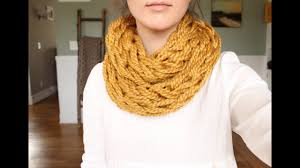 I do not understand what i do wrong!!! How To Arm Knit A Scarf In 30 Minutes With Simply Maggie Youtube