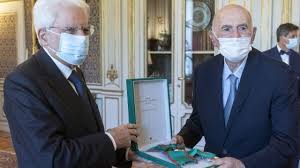 Samuel modiano, detto sami (rodi, 18 luglio 1930) è un deportato ebreo italiano, superstite dell'olocausto, sopravvissuto al campo di. Shoah Onoreficenza Al Quirinale A Sami Modiano Mattarella Grati Per Testimonianza Perche Non Accada Mai Piu La Repubblica