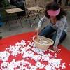 Es muy común que en este tipo de fiestas se organicen juegos como medirle la pancita a mamá o quién toma más rápido el biberón. 1