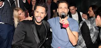 Κάθε του τραγούδι γίνεται επιτυχία από τις πρώτες κιόλας μέρες της κυκλοφορίας του και τα νυχτερινά. O Kwnstantinos Argyros 8ymatai Paidikh Fwtografia Me Ta Tridyma Aderfia Toy