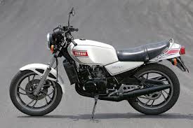 ヤマハ rz250 水冷 モノサスの高性能メカをtzから継承したピュアスポーツ 試乗インプレ レビュー バイクブロス マガジンズ ヤマハ yamaha バイク 旧車バイク