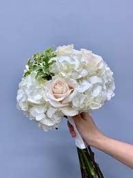 15 fall wedding bouquet ideas & what they're made with. Bridal Bouquet Fresh Flower Bouquet Wedding Flowers Rom Flower Hydrangea Flower Delivery Hobbies Toys Stationery Craft Flowers Bouquets On Carousell