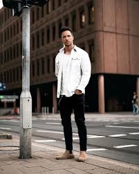 Suede chelseas = smart/casual the versatility of the chelsea boots is on display as it works well with or without the denim jacket. Alkoholno Pice Sav Kalendar Chelsea Boot And White T Shirt Patricedebruxelles Com