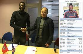 Cr?er une fausse page wikipedia. En Creant Une Fausse Page Wikipedia A Son Nom Ce Footballeur A Reussi A Signer Dans Un Club Pro Journal Du Geek