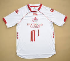 The jersey features short sleeves, a v neck, pattern detailing across the body and a mesh like back to help with breathability. 2008 09 Lille Osc Shirt L Football Soccer European Clubs French Clubs Lille Classic Shirts Com