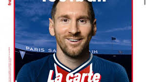 Messi chegou a paris acompanhado de sua mulher e seus três filhos, vestindo uma camisa onde se lia aqui é paris, para o delíro dos torcedores do psg. Revista Francesa Veste Lionel Messi Com Camisa Do Psg