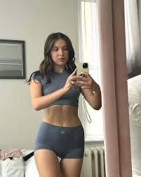 Millie Bobby Brown Showing Off Her Body - Fappenist